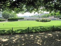 Square de l'Île-de-France with Memorial of the Deportation entrance