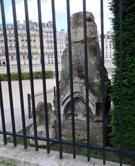 Square de l'Île-de-France in Paris with historic stone structures