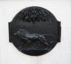 Crest of the Singapore Municipal Commission on an iron cover at Elgin Bridge