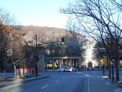 Avenue McGill College in Montréal featuring Portail Roddick at McGill University on rue Sherbrooke