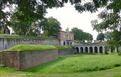 Lille mur de contrescarpe du fossé de la Porte de Gand