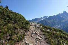 Chemin des Grand Bois trail with scenic mountain views