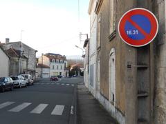 Traffic sign B6a3 on Avenue de Saintes in Saint-Jean d'Angély