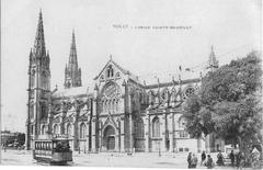 Vintage postcard showing a tram and a church in Nimes