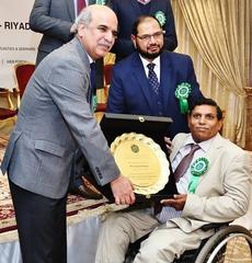 Amjad Siddiqi receiving an award from the former ambassador of Pakistan to Saudi Arabia