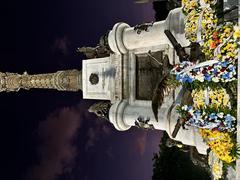 Monumento ao Caboclo no Campo Grande, Salvador, com coroas de flores, 2 de Julho de 2024