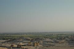 Tempio di Hatsepshut in the desert with nearby fields