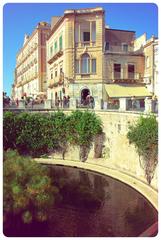 Fonte Aretusa in Ortigia surrounded by greenery and water