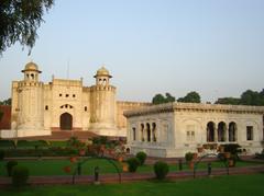 photo of a monument in Hazuri Bagh Lahore Pakistan