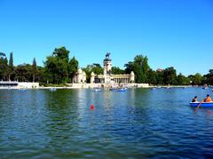 lake at Retiro Park with boats