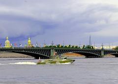 Patrol boat Yunarmeets Baltika on the Neva River