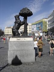 El Madroño statue at Puerta del Sol