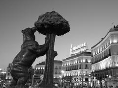 El Oso y el Madroño statue and Tio Pepe neon advertisement in black and white