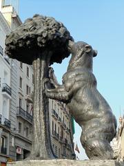 El oso y el madroño statue in Puerta del Sol, Madrid