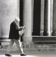 Person reading a newspaper in Piazza dei Signori, Vicenza