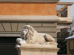 Sculpture of a reclining lion on the Ponte dei Leoni