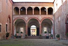 Cortile della Rocca Isolani in Minerbio, Bologna