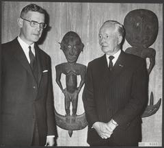 In de tuin van het Tropeninstituut te Amsterdam minister B. J. Udink opent Internationaal Centrum, 1967