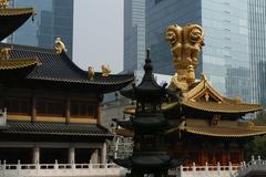 Jing'an Temple in Shanghai on a clear day