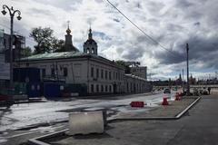 Raushskaya Embankment in Moscow with ongoing curb replacement