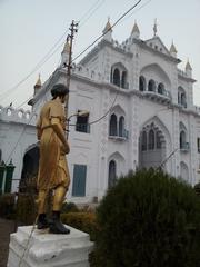 statue holding chain for earthing purpose