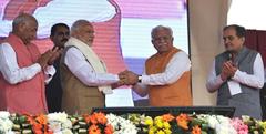 Narendra Modi shaking hands with Manohar Lal Khattar during NHAI Projects Foundation Stone ceremony