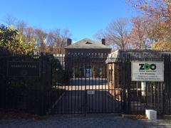 main entrance of Staten Island Zoo