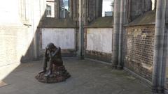 Ordeal sculpture made of bronze and stones, created by Edith Breckwoldt in 2004, located in Hamburg's St. Nikolaikirche