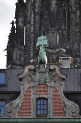 Schiffsmodell auf dem Dach des Globushofs in Hamburg-Altstadt mit dem Turm der ehemaligen Hauptkirche St. Nikolai im Hintergrund