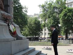 Minister Mladenov laying flowers at the Pleven Epic Participants Memorial in Moscow