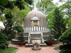 Tháp Nhị Nghiêm in Hoằng Pháp Pagoda