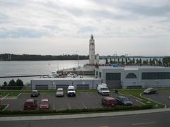 Le Vieux-Port de Montréal vu du Belvédère du Chemin-Qui-Marche