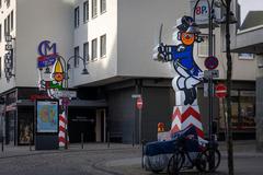 Karnevalsfigur am Zugweg des Rosenmontagszuges in Köln