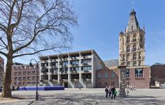 Alter Markt and Historisches Rathaus in Köln, showcasing new office and administration sections by Karl Band, with the Rathausturm in the background. In the foreground, a heritage stone pump.