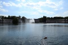 Schlossweiher und Schloss im Schlosspark Benrath in Düsseldorf