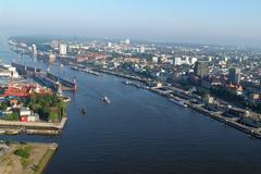 View over the Norderelbe showing the Landungsbrücken on the right and the Blohm + Voss docks on the left