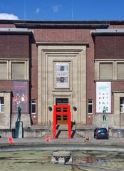 Museum Kunstpalast West Wing entrance with fountain