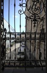 View from the castle chamber into the courtyard of the Hofburg with office containers for National Council members