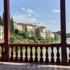 Paesaggio Ponte Vecchio e Fiume Brenta in estate