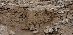 Detail of walls adjacent to the main huaca at Huaca El Paraíso