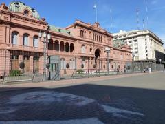 Casa Rosada in Buenos Aires with a statue of Néstor Kirchner in front