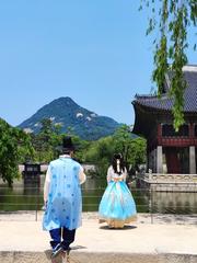 Couple wearing traditional Korean Hanbok in Gyeongbokgung Palace