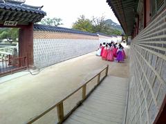 girls in traditional Korean hanbok taking a selfie at Gyeongbokgung Palace