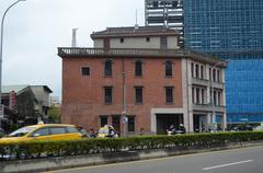 萬華林宅, steel-reinforced three-story concrete structure with a rooftop platform, integrating Chinese and Western architectural elements