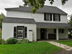 Billings Estate historical home surrounded by lush garden