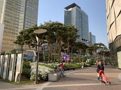 Lotte World Tower with surrounding plaza