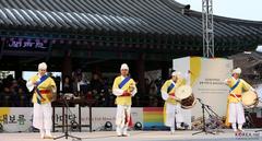 Jeongwol Daeboreum celebration at Namsangol Hanok Village