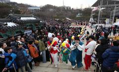 Jeongwol Daeboreum celebration at Namsangol Hanok Village