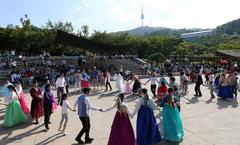 Ganggang Sulae performance at Namsangol Hanok Village