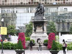 Isabel y Cristobal statues